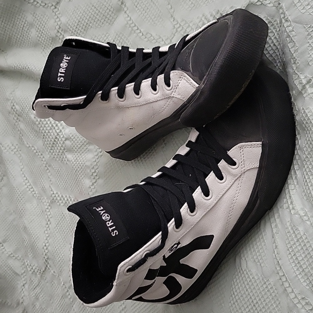 STRAYE Sneakers. Size 9.